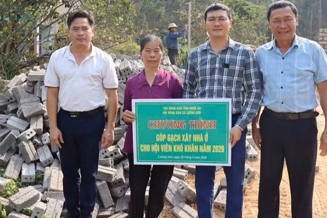 Các tổ chức Hội Nông dân và Đoàn Thanh niên hỗ trợ những viên gạch nghĩa tình cho gia đình chị Nguyễn Thị Thiện ở xóm Nam Lộc (Vạn Xuân, Nghệ An) xây nhà.