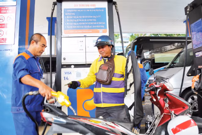 Giá xăng ở hầu hết các cây xăng tại Thành phố Hồ Chí Minh đã niêm yết 31.000 đồng/lít từ ngày 23/3. (Ảnh: THẾ ANH)