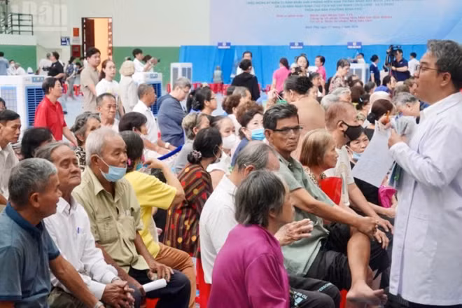 Khám sức khỏe cộng đồng tại phường Bình Phú. 