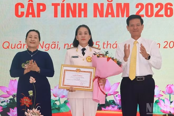 Trao giải Nhất cho báo cáo viên Nguyễn Thị Kim Phượng (đơn vị Đảng ủy Công an tỉnh Quảng Ngãi).