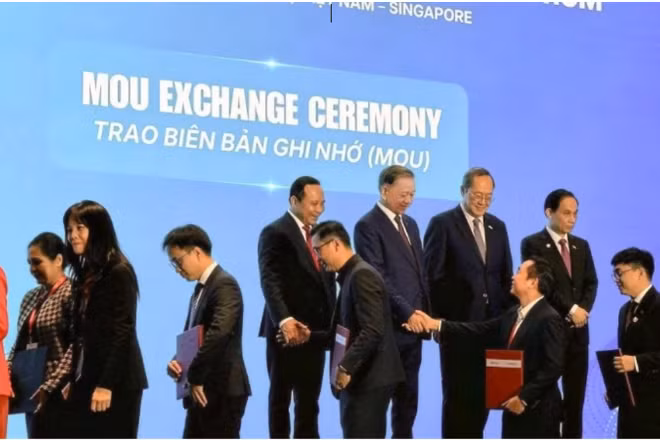 Ngày 29/5, trong khuôn khổ Diễn đàn Kết nối Công nghệ Việt Nam-Singapore 2026 (Vietnam-Singapore Tech Connect Forum 2026), ngay sau bài phát biểu quan trọng của Tổng Bí thư, Chủ tịch nước Tô Lâm, đã diễn ra Lễ trao các văn kiện hợp tác giữa các doanh nghiệp công nghệ của hai nước.