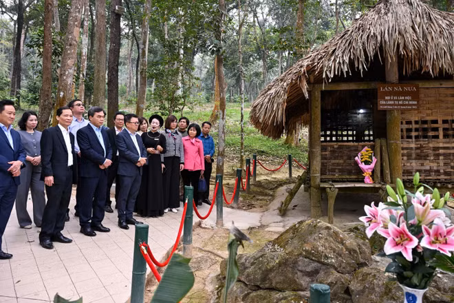Đoàn công tác Báo Nhân Dân tổ chức chương trình về nguồn và tặng quà tại xã Tân Trào. (Ảnh: THÀNH ĐẠT)
