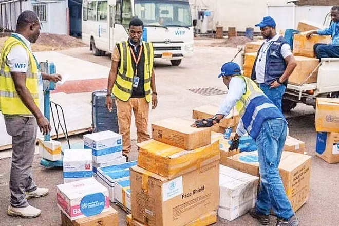 Nhân viên Liên hợp quốc vận chuyển hàng viện trợ tại CHDC Congo.