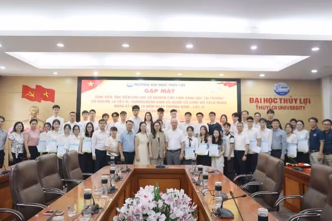 Phó Vụ trưởng Vụ Học sinh, sinh viên (Bộ Giáo dục và Đào tạo) Nguyễn Thị Nhung cùng lãnh đạo Trường đại học Thủy lợi chụp ảnh lưu niệm cùng sinh viên, học viên cao học và nghiên cứu sinh thuộc diện gia đình chính sách. 