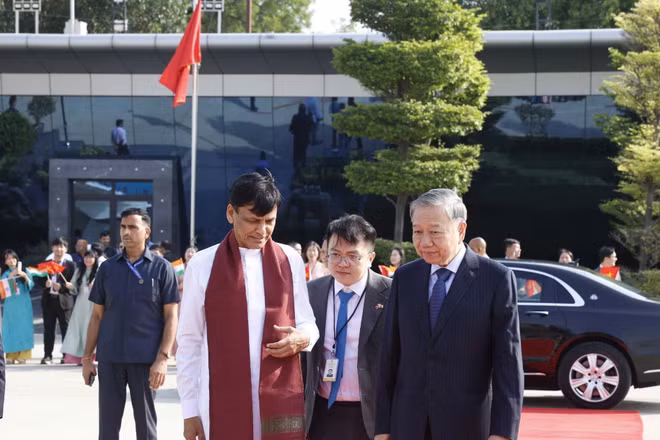 Tổng Bí thư, Chủ tịch nước Tô Lâm rời Thủ đô New Delhi đi thăm thành phố Mumbai. (Ảnh: Thống Nhất/TTXVN)