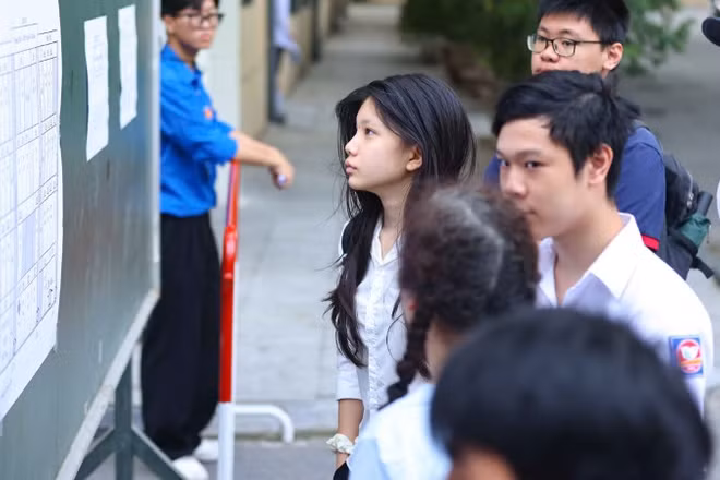 Thí sinh xem sơ đồ phòng thi trước giờ làm bài. (Ảnh: ĐẠI THẮNG)