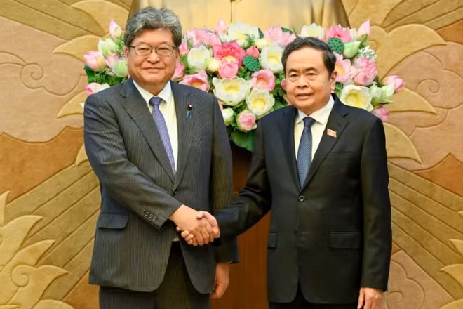 Chủ tịch Quốc hội Trần Thanh Mẫn và Quyền Tổng Thư ký Đảng Dân chủ Tự do Nhật Bản Hagiuda Koichi. (Ảnh: DUY LINH)