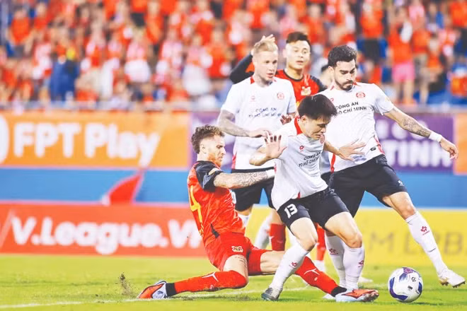 Công an Thành phố Hồ Chí Minh (áo trắng) hòa đội chủ nhà Ninh Bình 1-1.