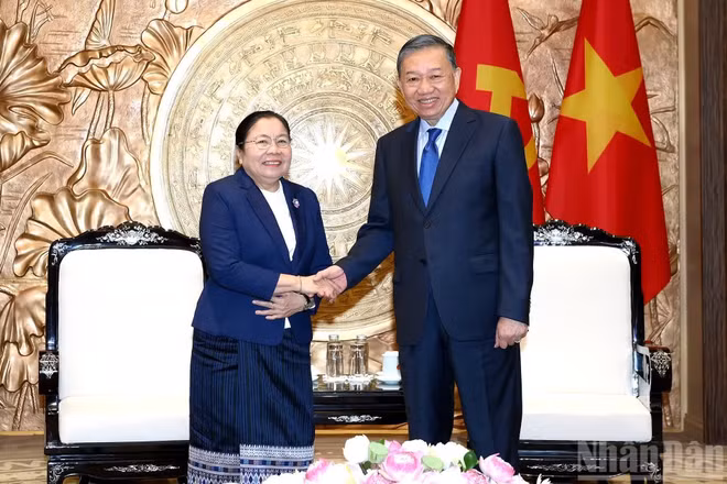 Tổng Bí thư, Chủ tịch nước Tô Lâm và đồng chí Sisay Leudetmounsone, Ủy viên Bộ Chính trị, Bí thư Trung ương Đảng, Trưởng Ban Tổ chức Trung ương Đảng Nhân dân Cách mạng Lào. (Ảnh: ĐĂNG KHOA) 