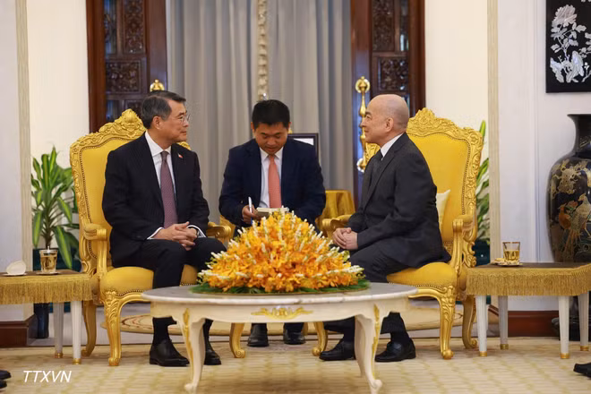 Thủ tướng Chính phủ Lê Minh Hưng đã đến chào Quốc vương Campuchia Norodom Sihamoni. (Ảnh: Dương Giang/TTXVN)