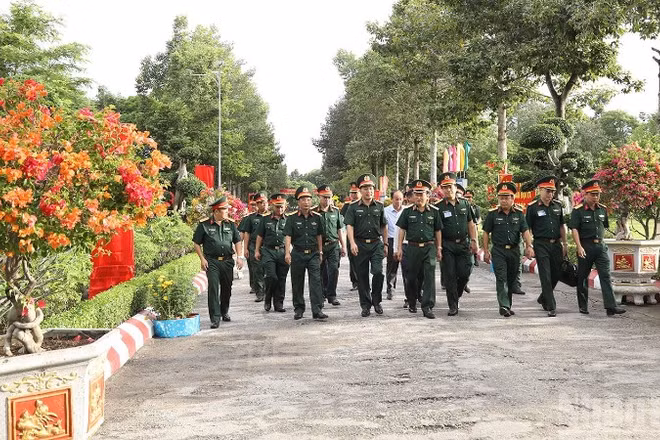 Đại biểu tham quan doanh trại Trung đoàn Bộ Binh 1, Sư đoàn 330 (Quân khu 9).