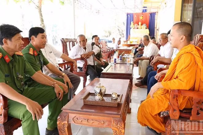 Công an xã An Cư tiếp xúc, trao đổi với trụ trì chùa Văn Râu về công tác tuyên truyền phòng, chống ma túy.