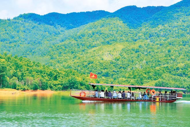 Hồ Cấm Sơn thu hút nhiều khách du lịch đến tham quan.