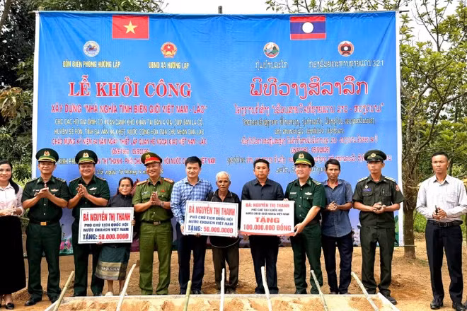 Ban tổ chức trao hỗ trợ kinh phí tặng các hộ dân tại bản A Via, cụm bản La Cồ, tỉnh Savannakhet (Lào).