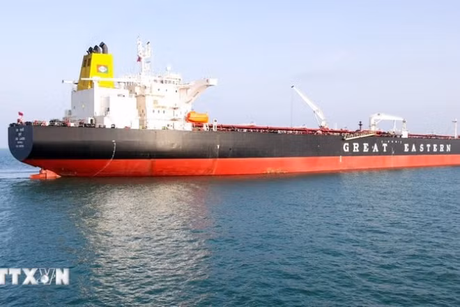Tàu chở dầu thô cập cảng ở Mundra, Ấn Độ sau khi băng qua eo biển Hormuz, ngày 18/3/2026. (Ảnh: ANI/TTXVN)