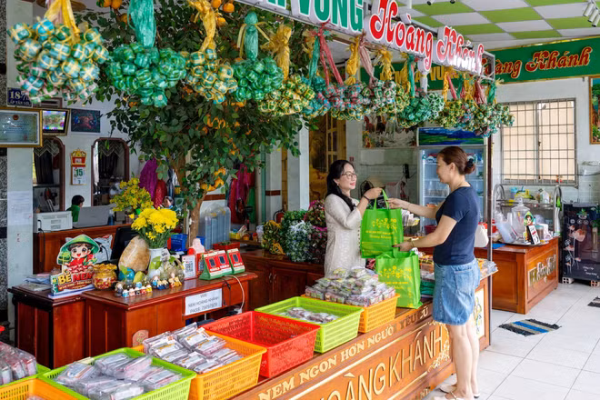 Du khách mua nem và các sản phẩm tại cơ sở nem Hoàng Khánh, xã Lai Vung. (Ảnh: MỸ HÀ)
