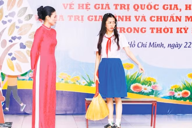 Tiết mục sân khấu hóa tuyên truyền về hệ giá trị quốc gia, gia đình và chuẩn mực con người Việt Nam thời kỳ đổi mới do giáo viên và học sinh Trường trung học cơ sở Lý Thánh Tông, Thành phố Hồ Chí Minh thể hiện.