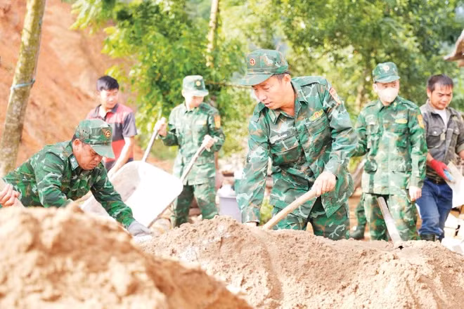 Cán bộ, chiến sĩ Đồn Biên phòng Bảo Lâm xây dựng nhà cho nhân dân vùng biên.
