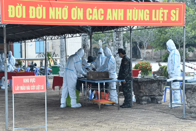 Lực lượng vũ trang lấy mẫu hài cốt liệt sĩ chưa có thông tin tại Nghĩa trang Liệt sĩ Ô Môn, Cần Thơ. (Ảnh: VĂN ÚT)