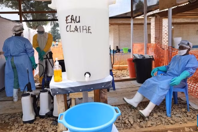 Nhân viên y tế tại một trung tâm điều trị Ebola ở Mongbwalu, tỉnh Ituri, Cộng hòa Dân chủ Congo, ngày 20/6/2026. (Ảnh: Tân Hoa xã)