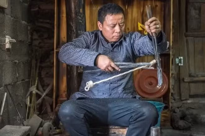 Nghệ nhân chế tác bạc tại tỉnh Hồ Nam, Trung Quốc. (Ảnh: Tân Hoa xã)
