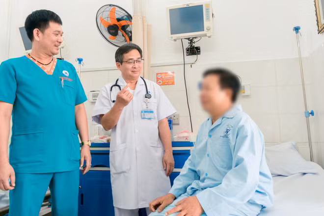 Bác sĩ Bệnh viện Thống Nhất thăm khám bệnh nhân sau thực hiện can thiệp bằng PFA. (Ảnh: LÊ KHOA)