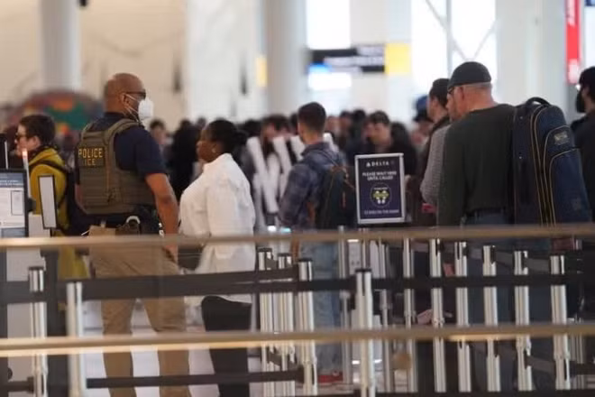 Nhân viên Cơ quan Thực thi Di trú và Hải quan Mỹ tuần tra tại sân bay ở New York. (Ảnh: THX/TTXVN)