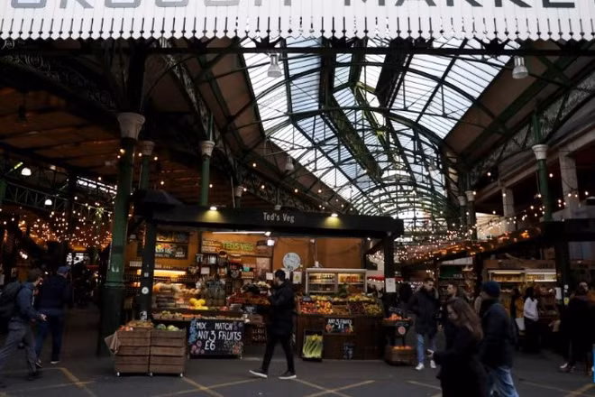 Người dân mua sắm tại chợ Borough ở Thủ đô London, Anh. (Ảnh: Xinhua)