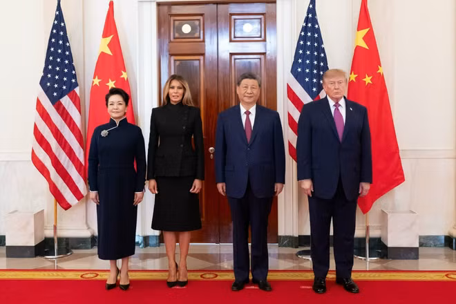 Chủ tịch Trung Quốc Tập Cận Bình (thứ 2, bên phải) và Phu nhân Bành Lệ Viên (bên trái) chụp ảnh chung với Tổng thống Mỹ Donald Trump (bên phải) và Phu nhân Melania Trump trong lễ đón tại Nhà trắng ở Washington, D.C., ngày 24/9/2026. (Ảnh: THX/TTXVN phát)