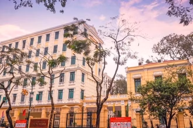 Trường trung học cơ sở Trưng Vương được chọn là điểm tổ chức trông giữ xe đạp, xe máy miễn phí cho người dân du xuân tại khu vực hồ Hoàn Kiếm và phố cổ.