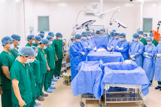 Tập thể y bác sĩ tri ân người bệnh trước khi phẫu thuật. (Ảnh: Bệnh viện cung cấp)