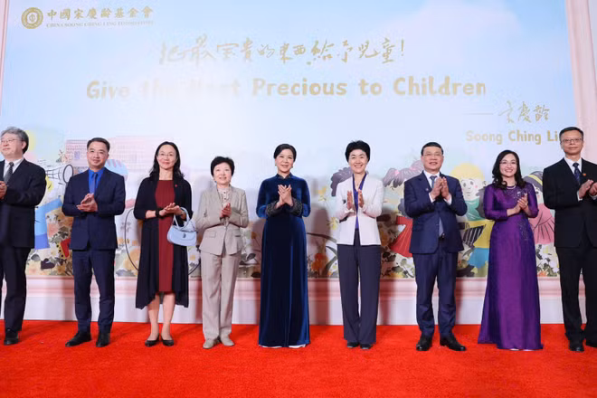 Phu nhân Tổng Bí thư, Chủ tịch nước Tô Lâm cùng các đại biểu tại Trung tâm giao lưu Khoa học văn hóa thanh thiếu niên Tống Khánh Linh.