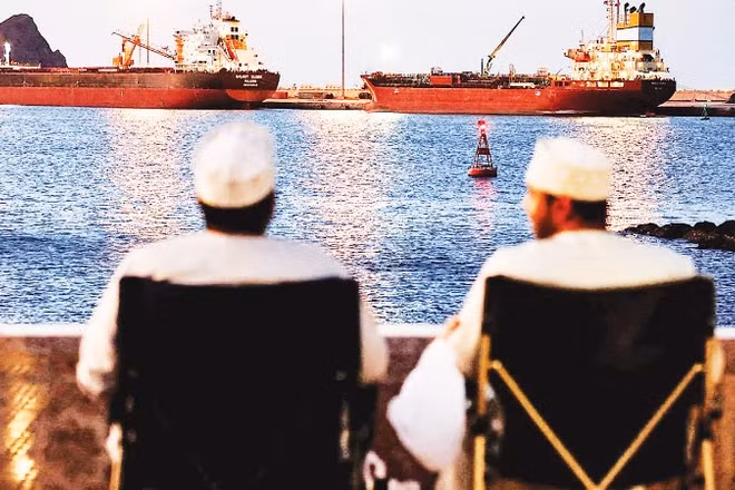 Nhiều tàu phải neo đậu ở cảng của Oman khi eo biển Hormuz bị phong tỏa.