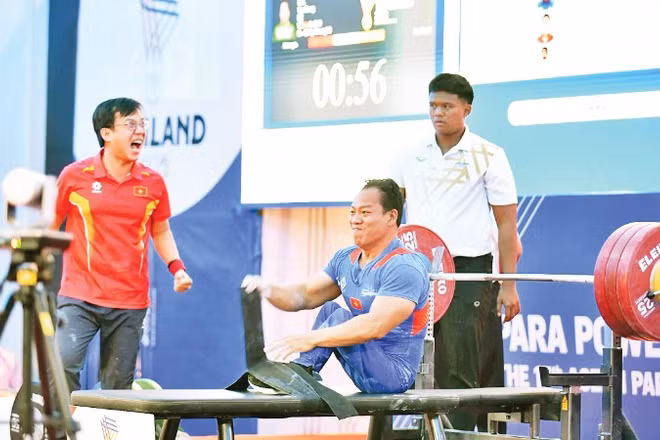 Niềm vui của lực sĩ Lê Văn Công khi đoạt Huy chương vàng hạng 49kg nam.