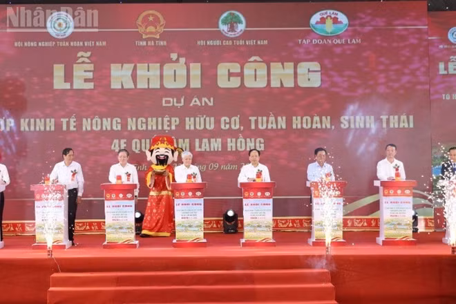 Các đại biểu ấn nút khởi công Dự án Tổ hợp kinh tế nông nghiệp hữu cơ, tuần hoàn, sinh thái 4F Quế Lâm Lam Hồng. (Ảnh: NT)