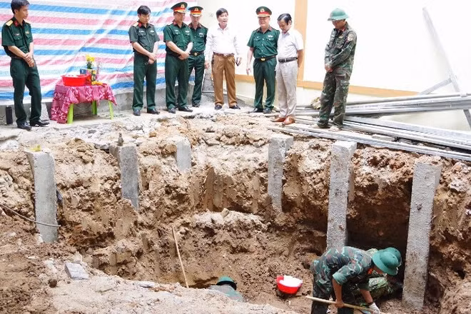 Đội 584 tìm kiếm và quy tập 4 hài cốt liệt sĩ tại khu vực Bệnh viện đa khoa khu vực Thạch Hãn, phường Quảng Trị, tỉnh Quảng Trị.
