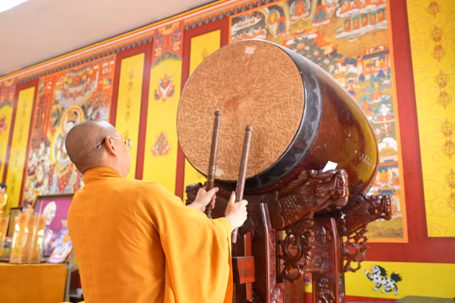 Đại đức Thích Thanh Phương, trụ trì chùa Sủi, cử hành ba hồi trống Bát nhã, thực hiện nghi thức tưởng niệm các Anh hùng liệt sĩ.