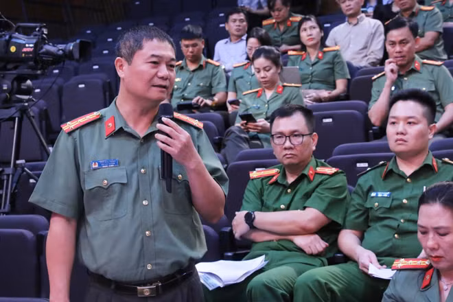 Đại tá Ngô Đức Thắng, Phó Cục trưởng Cục Pháp chế và cải cách hành chính, tư pháp (Bộ Công an) giải đáp các câu hỏi của phóng viên. (Ảnh: NHẬT TRƯỜNG)