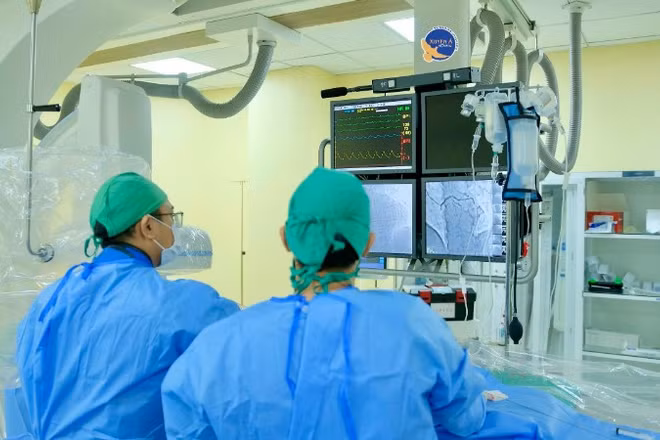 Ê-kíp can thiệp ca nhồi máu cơ tim. 