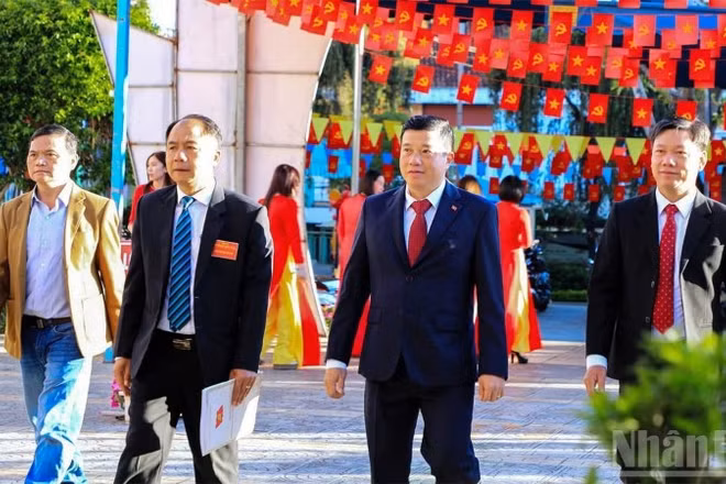 Bí thư Tỉnh ủy Lâm Đồng Y Thanh Hà Niê Kđăm (thứ hai, bên phải) bỏ phiếu bầu cử tại Tổ dân phố Lê Hồng Phong, phường Xuân Hương-Đà Lạt.