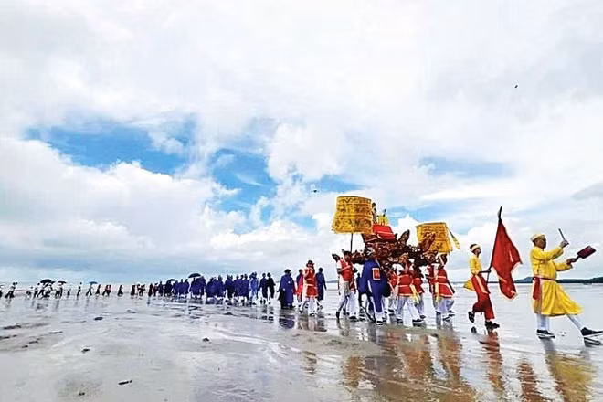 Rước kiệu trong lễ hội ở Trà Cổ. (Ảnh: TTXVN)