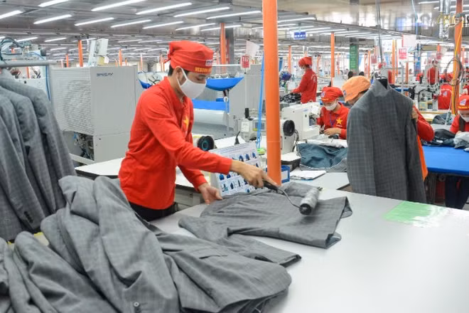 Sản xuất áo xuất khẩu tại Xí nghiệp May Hưng Hà, tỉnh Hưng Yên. (Ảnh: ĐĂNG ANH)