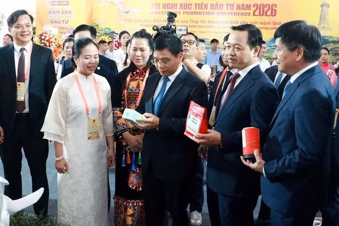 Phó Thủ tướng Chính phủ Nguyễn Văn Thắng cùng các đại biểu, nhà đầu tư tham quan gian trưng bày sản phẩm chè Shan Tuyết cổ thụ Tủa Chùa, tỉnh Điện Biên.