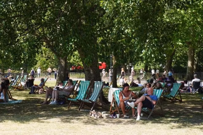 Người dân tìm bóng mát dưới những tán cây tại Công viên Hyde ở London, Anh. (Ảnh: Tân Hoa xã)