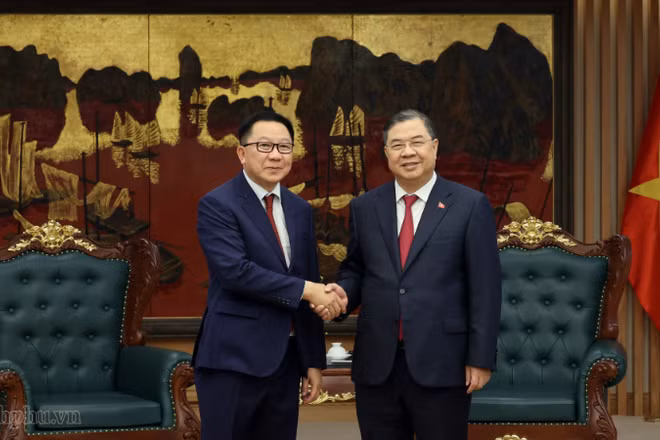 Ủy viên Bộ Chính trị, Phó Thủ tướng Thường trực Chính phủ Phạm Gia Túc tiếp đồng chí Linkham Douangsavanh, Ủy viên Trung ương Đảng, Bộ trưởng Nông nghiệp và Môi trường Lào. (Ảnh: VGP)