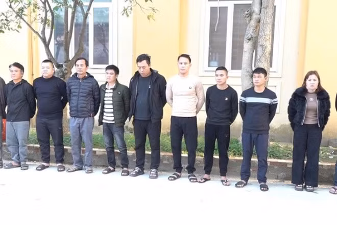 Số đối tượng đánh bạc bị bắt giữ. (Ảnh: Công an Nghệ An)