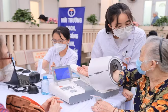 Khu vực đo huyết áp cho bệnh nhân tại chương trình khám sức khỏe định kỳ trên địa bàn phường Việt Hưng, thành phố Hà Nội. (Ảnh: TTXVN)