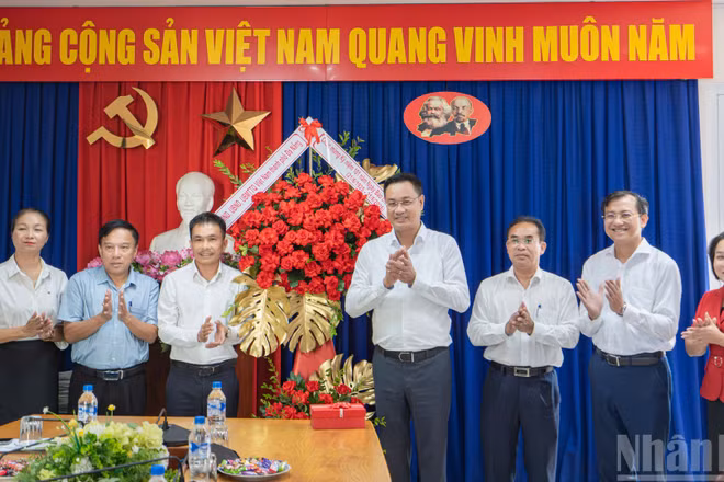 Bí thư Thành ủy Đà Nẵng Lê Ngọc Quang cùng đoàn công tác chúc mừng Cơ quan đại diện Báo Nhân Dân tại miền trung-Tây Nguyên.