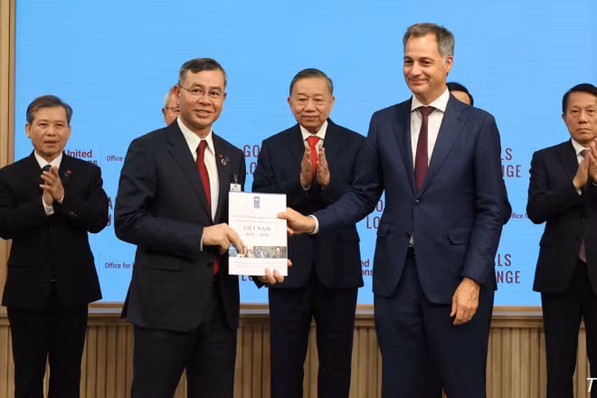Tổng Bí thư, Chủ tịch nước Tô Lâm chứng kiến lễ trao văn kiện, thỏa thuận hợp tác của Việt Nam với các cơ quan của Liên hợp quốc. (Ảnh: Thống Nhất/TTXVN)