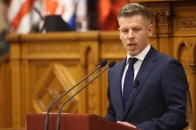 Thủ tướng Hungary Peter Magyar phát biểu tại Tòa nhà Quốc hội ở Budapest, ngày 9/5/2026. (Ảnh: XINHUA)